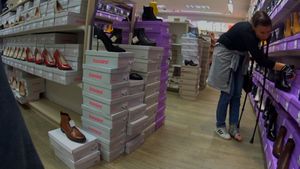 Lucy 2210-5 SLC - I need new shoes - 10 min