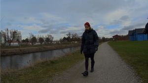 Sunshine 1703-10 Sock Sprain - Using a medical shoe to walk - 9 min