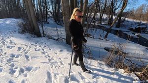 Polki 2602-1 Custom Boot Sprain - Hunter Boots In Snow With Crutches - 10 min
