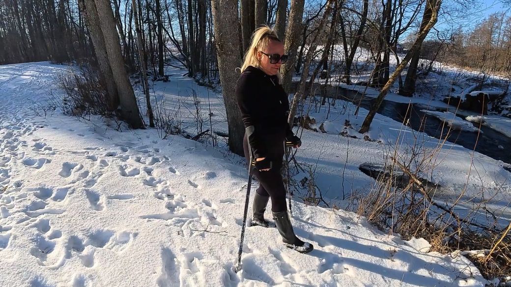 Polki 2602-1 Custom Boot Sprain - Hunter Boots In Snow With Crutches - 10 min