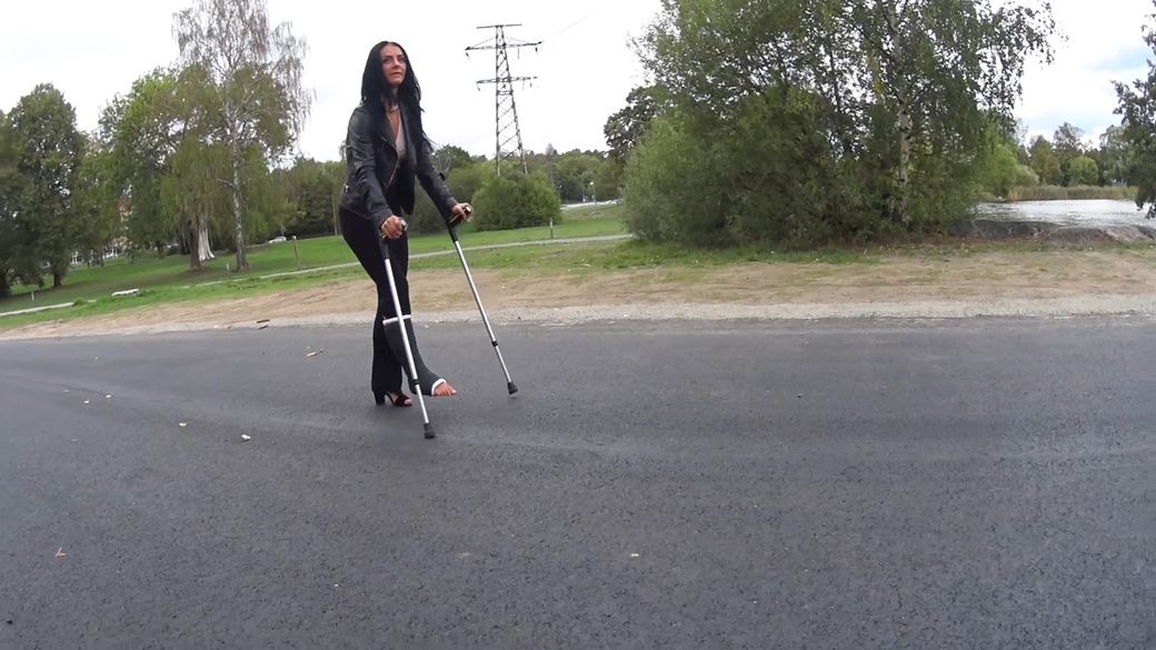 Mika 1 SLC - Crutching around in my high heel shoe - 17 min