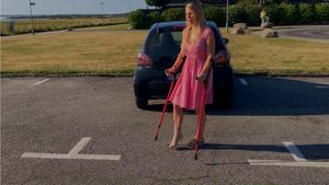 Ice 155 Bandage Sprain - Can i look like a princess with a hurt foot - 10 min