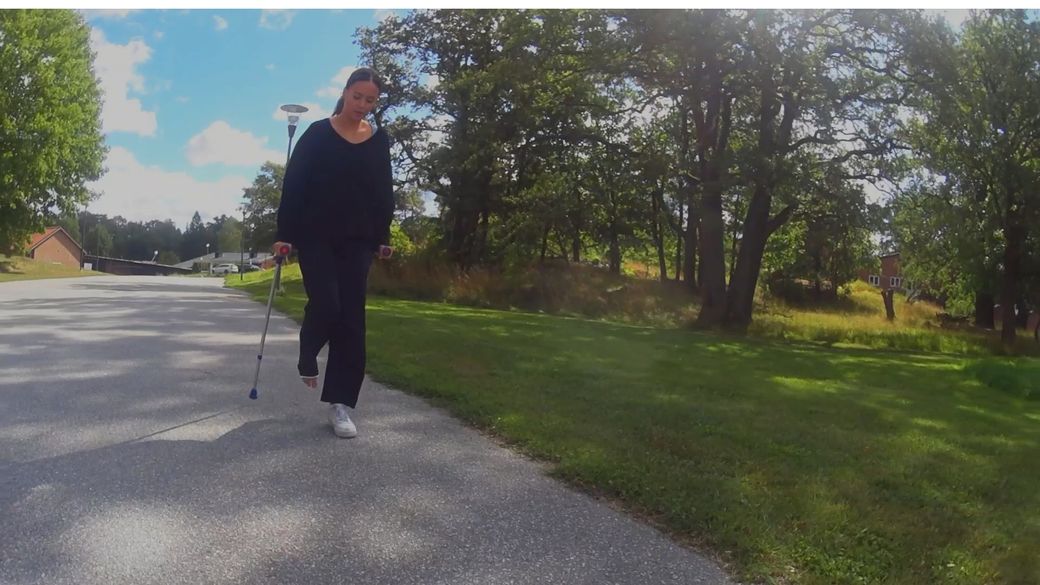 Melina 1 SLC - Black cast and blue crutches - 10 min