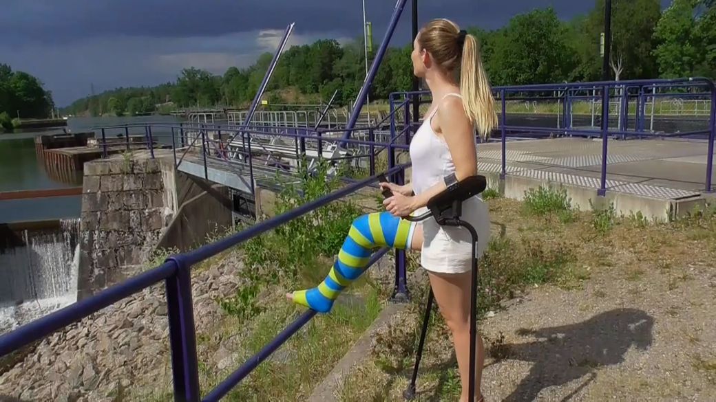 Melinda 166 LLC - Looking at the canal with my blue and yellow LLC - 10 min