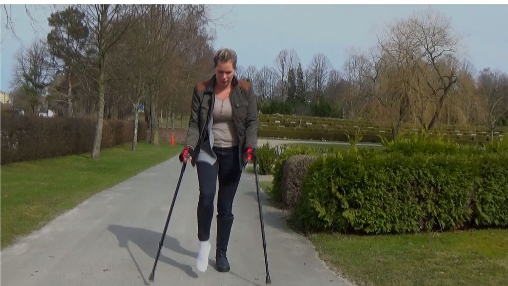 Sanne 1604-3 Sock Sprain - Using crutches is a good exercise for the body - 8 min