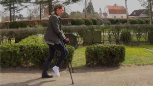 Sanne 1604-2 Sock Sprain - Trying different crutching skills - 11 min