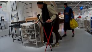 Kicki 34 SLC - For some reason so love I to crutch at IKEA - 11 min