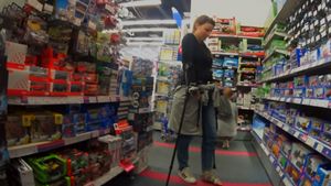 Lucy 2210-6 SLC - Buying some gift to the fanily party - 13 min