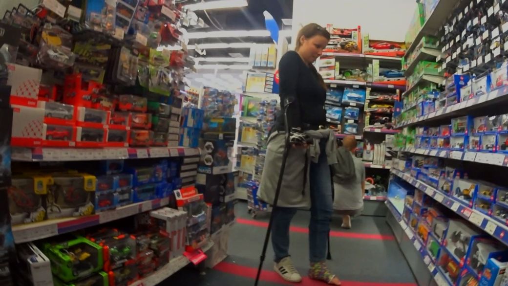 Lucy 2210-6 SLC - Buying some gift to the fanily party - 13 min