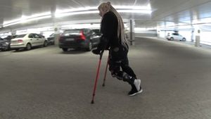 Pixi 12 Kneebrace - Crutching with a kneebrace in the Mall - 13 min