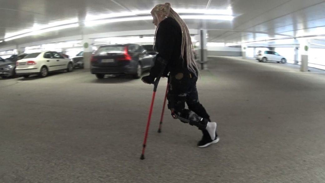 Pixi 12 Kneebrace - Crutching with a kneebrace in the Mall - 13 min