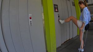 Melinda 185 Sprain - Visiting shoe stores - 9 min