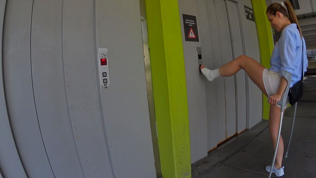 Melinda 185 Sprain - Visiting shoe stores - 9 min