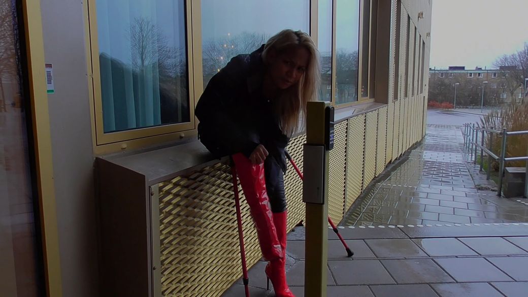 Elina 2412-4 Custom Boot Sprain - My ankle has start to swollen inside my boot - 10 min 
