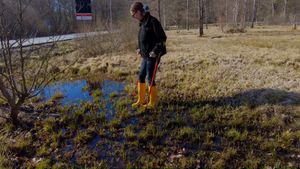 Milly 2604-2 Custom Boot Sprain - Out walking with my boots and crutches - 10 min