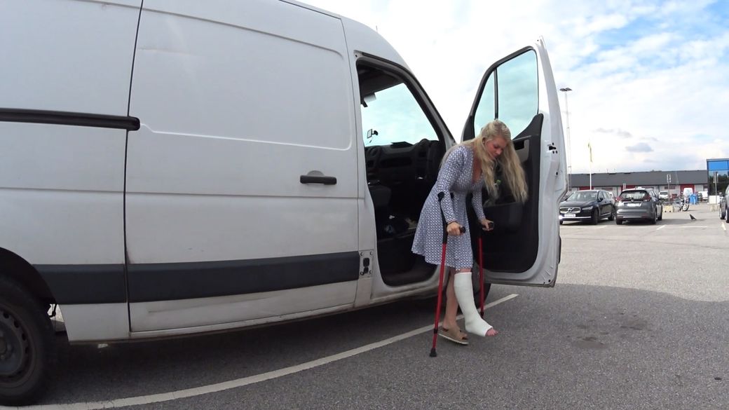 Ice 181 SLC - I jump out from the van with help of my crutches - 10 min