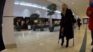 Kicki 5 SLC - Crutching with a high heel boot at the snow towards the mall - 10 min