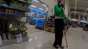 Isabella 39 Sprain - Do you like my pink bandage? - 16 min