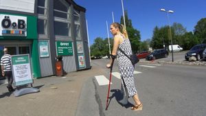 Melinda 158 SLWC - Walking on my SLWC with help of my crutches - 11 min
