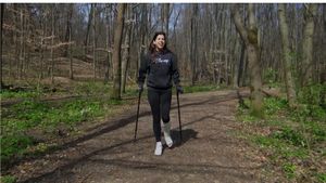 Lizzy 2403-4 SLC - I love to crutch in the forest - 11 min