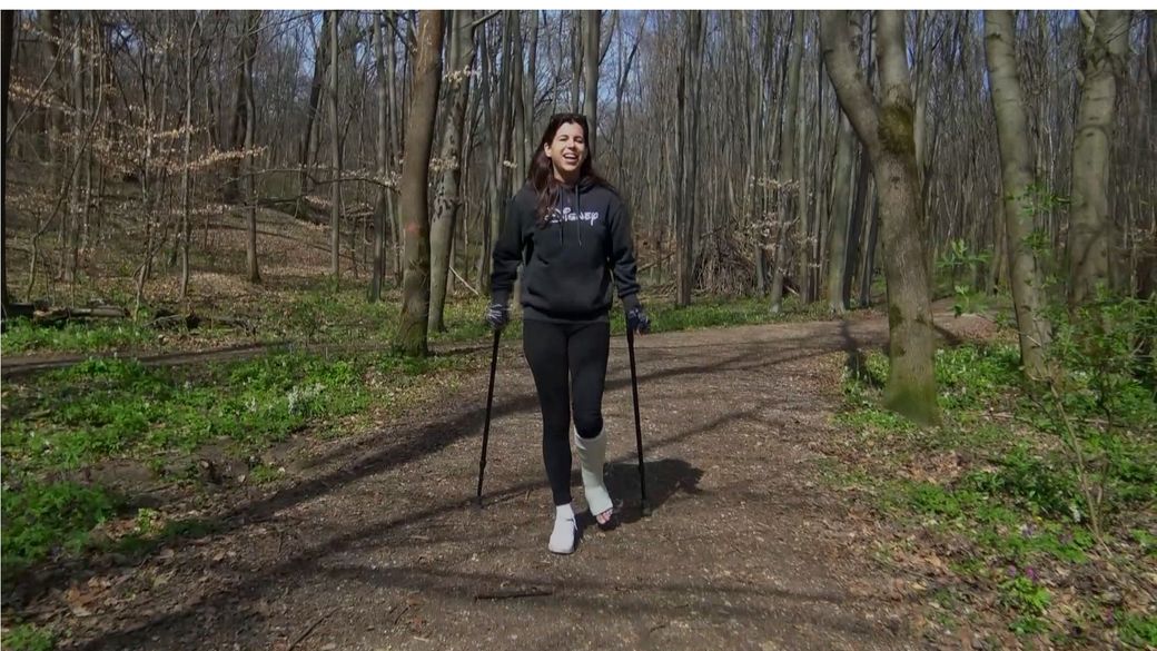 Lizzy 2403-4 SLC - I love to crutch in the forest - 11 min