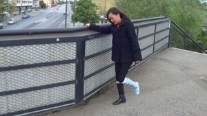 Bunny 1305- 3 Sock Sprain - No crutches and my fooy hurt a lot - 18 min