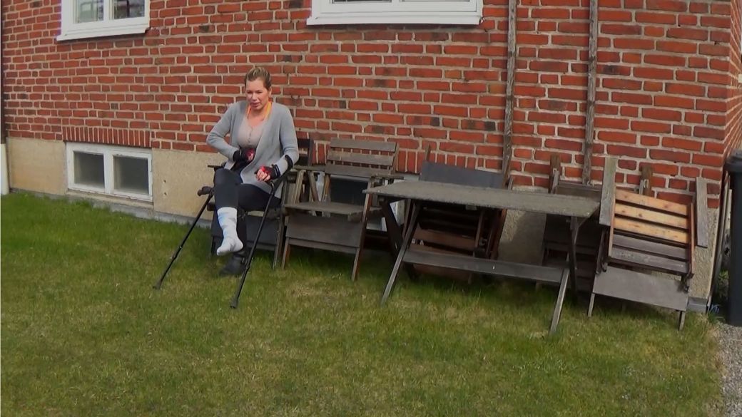 Sanne 1604-5 Sock Sprain - Crutching and hopping down the hill - 10 min