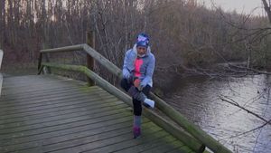 Sarah 1512-1 Sock Sprain - I just sprain my ankle and cant walk - 7 min