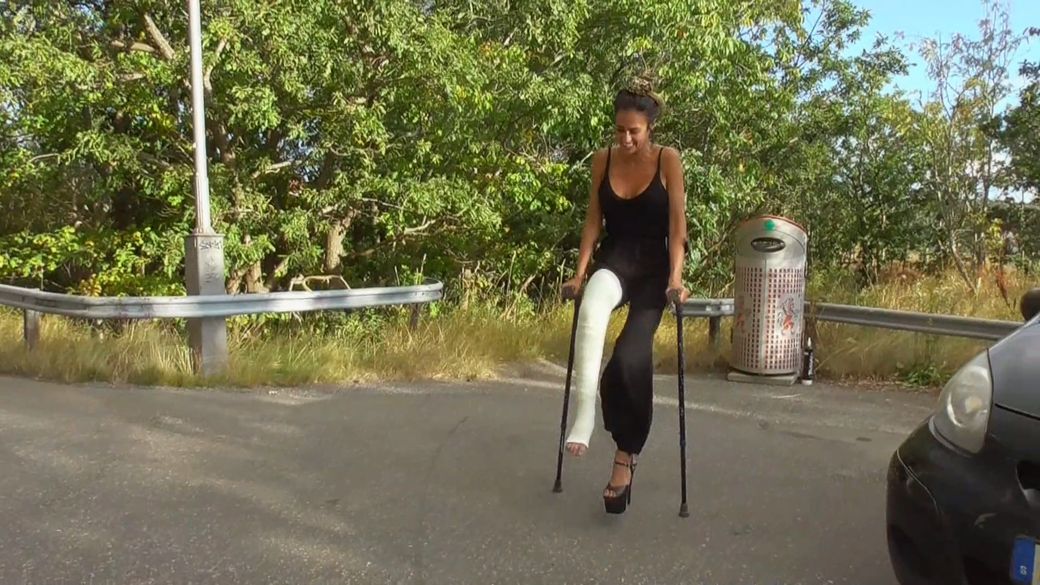 Cat 15 LLC - No way my cast can touch the ground with this high heel shoe - 11 min