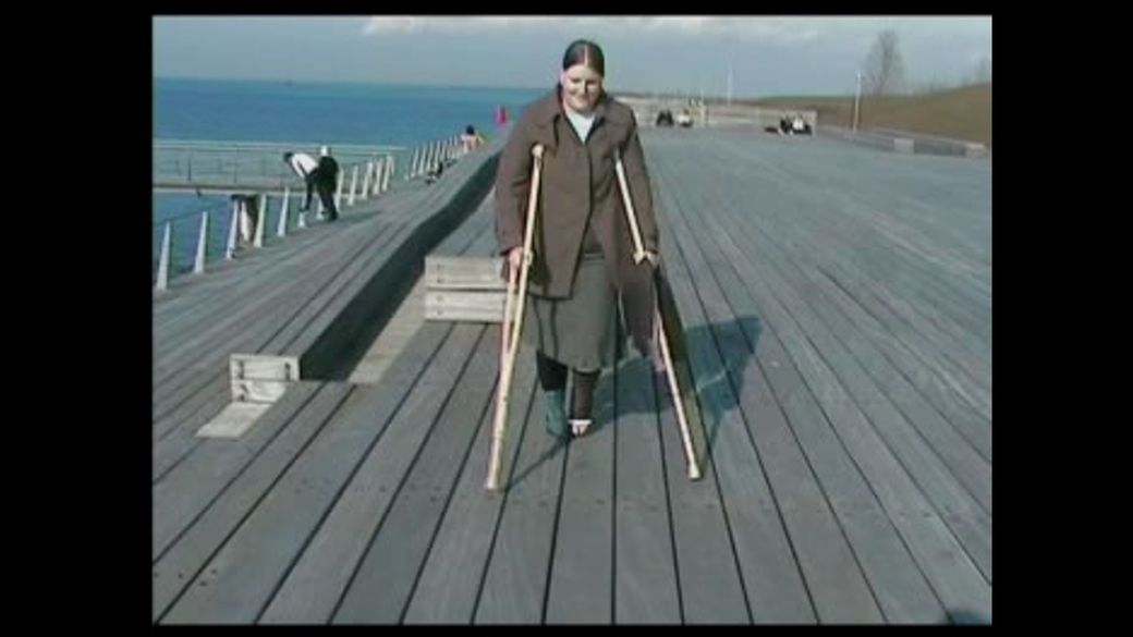 Elenor 1 SLC - Wooden crutches is fun to use- 11 min