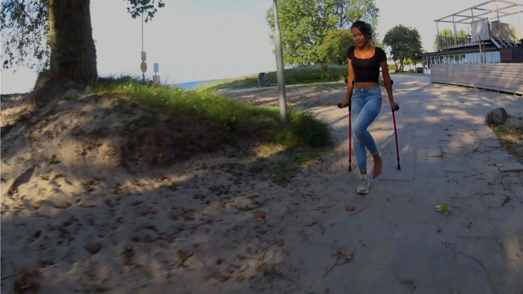 Elina 44 Sprain - I cant walk so why use a sock or bandage? - 10 min