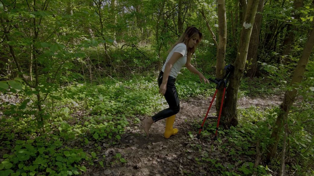 Elina 2505-2 Custom Boot Sprain - My hurt foot is bare in the boot - 10 min