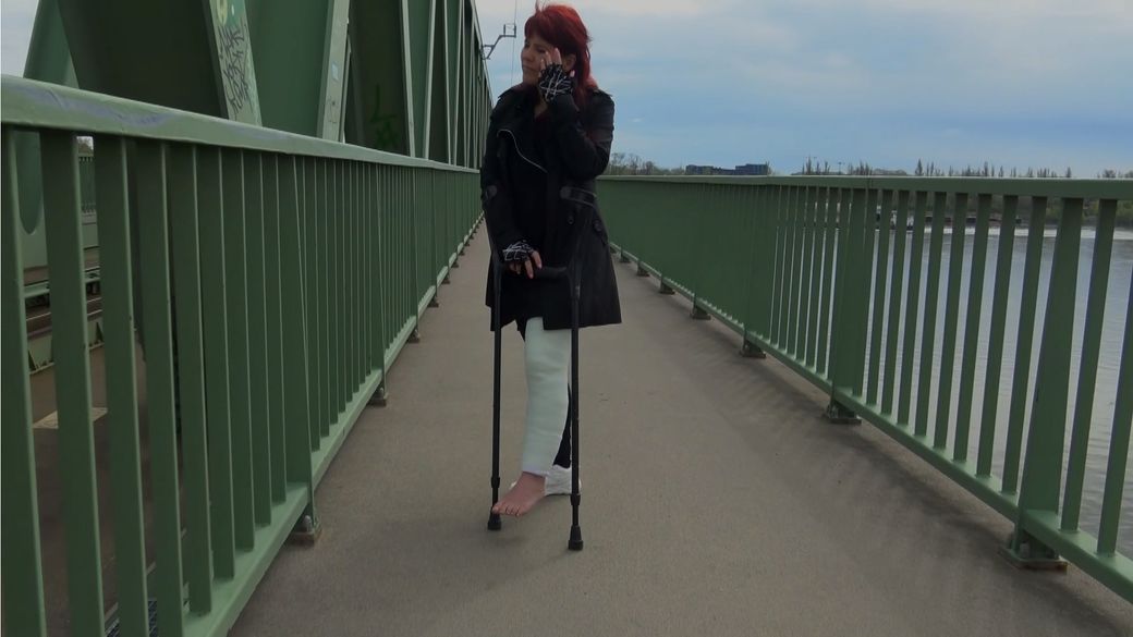 Norina 2304-2 CLC - I must crutch over this bridge - 14 min