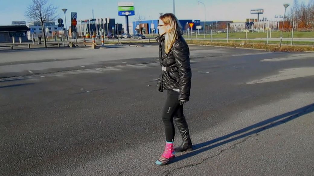 Sarah 1512-5 Sock Sprain - I am embarrassed to not have two shoes on - 7 min