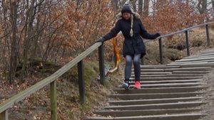 Rose 1804-11 Sock Sprain - Walking down all this stairs with just a aircast - 8 min