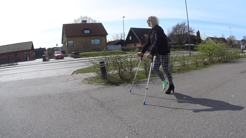 Bella 36 Sprain - Crutching with a high heel is not easy - 9 min