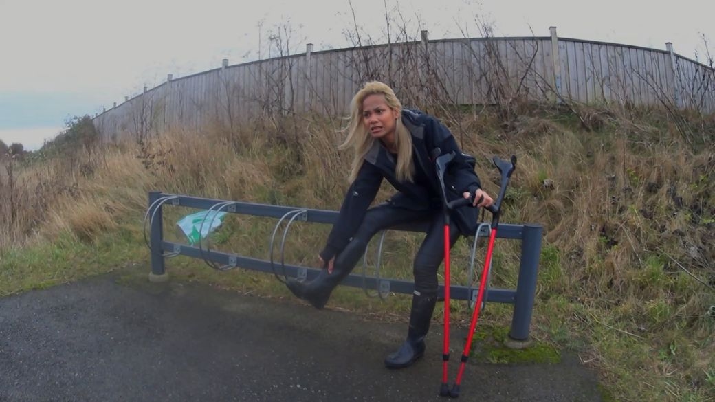 Elina 2412-2 Custom Boot Sprain - Up and down stairs using crutches and Hunter boots - 12 min