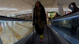 Cat 41 SLC - A quick visit in a shoe store - 10 min