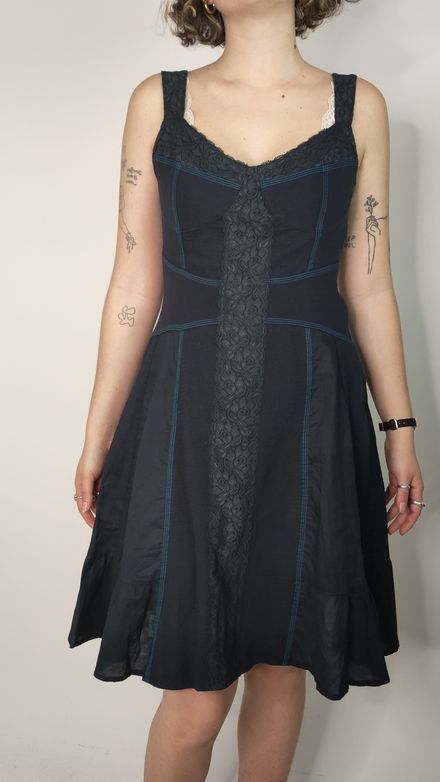 Robe noir avec couture bleu